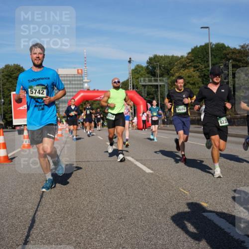 07.09.2025 - BARMER Alsterlauf Yannick Fuchs http://msf.ph/oto/8821360 07.09.2025 09:45:54 Laufen 5742, 2425, 4504, 5686, 823, 358 meine-sportfotos.de