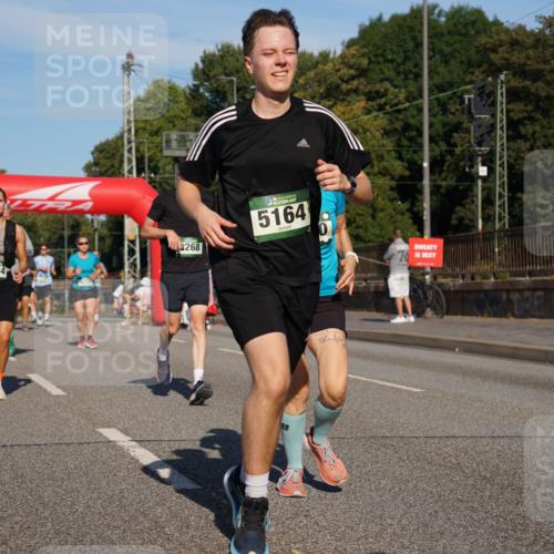 07.09.2025 - BARMER Alsterlauf Yannick Fuchs http://msf.ph/oto/8821689 07.09.2025 09:46:08 Laufen 3421, 4834, 268, 35, 5164 meine-sportfotos.de
