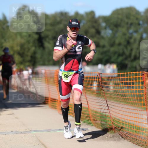07.09.2025 - 19. Norderstedt Triathlon Michael Strokosch http://msf.ph/oto/8822017 07.09.2025 15:00:35 Laufen 984, 985 meine-sportfotos.de