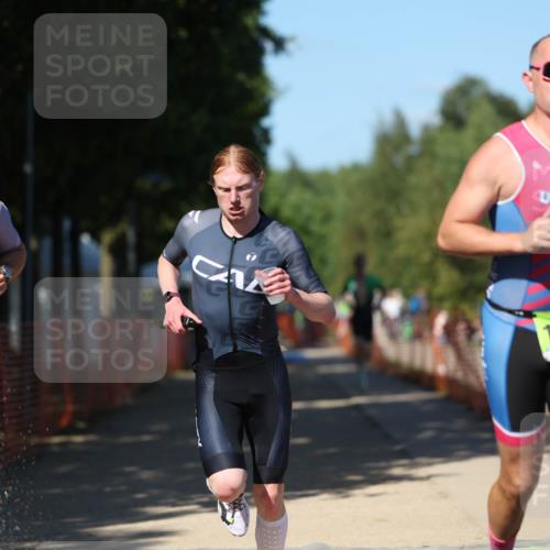 07.09.2025 - 19. Norderstedt Triathlon Michael Strokosch http://msf.ph/oto/8822209 07.09.2025 15:01:49 Laufen 400, 872, 978, 1002, 1014, 1022 meine-sportfotos.de