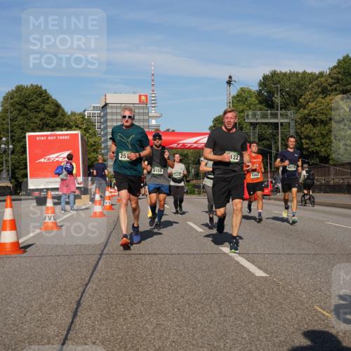 07.09.2025 - BARMER Alsterlauf Yannick Fuchs http://msf.ph/oto/8823468 07.09.2025 09:47:43 Laufen 25, 8159, 2419, 122, 6062, 6079 meine-sportfotos.de