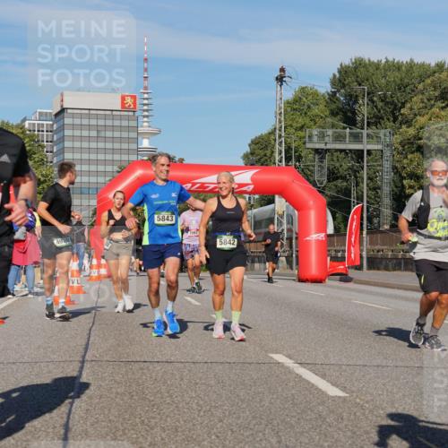 07.09.2025 - BARMER Alsterlauf Yannick Fuchs http://msf.ph/oto/8824750 07.09.2025 09:50:23 Laufen 5864, 5843, 4920, 3992, 5842, 354 meine-sportfotos.de