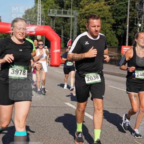 07.09.2025 - BARMER Alsterlauf Yannick Fuchs http://msf.ph/oto/8825641 07.09.2025 09:59:49 Laufen 44, 3978, 2045, 2039, 2482 meine-sportfotos.de