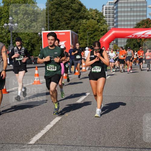 07.09.2025 - BARMER Alsterlauf Yannick Fuchs http://msf.ph/oto/8825968 07.09.2025 10:01:28 Laufen 4775, 3594, 6259, 8027, 3677 meine-sportfotos.de