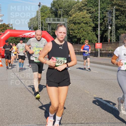 07.09.2025 - BARMER Alsterlauf Yannick Fuchs http://msf.ph/oto/8826215 07.09.2025 10:03:05 Laufen 4715, 53, 3691, 3427 meine-sportfotos.de