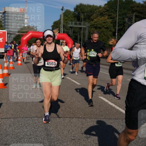 07.09.2025 - BARMER Alsterlauf Yannick Fuchs http://msf.ph/oto/8826294 07.09.2025 10:03:31 Laufen 4503, 5292, 5060, 10, 36, 5399, 5365 meine-sportfotos.de