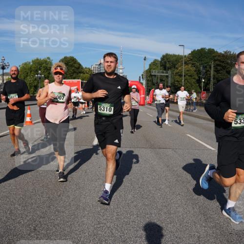 07.09.2025 - BARMER Alsterlauf Yannick Fuchs http://msf.ph/oto/8826520 07.09.2025 10:05:21 Laufen 3883, 007, 5310, 5336 meine-sportfotos.de