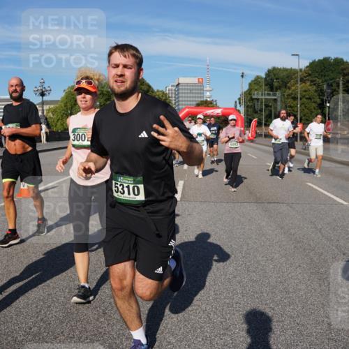 07.09.2025 - BARMER Alsterlauf Yannick Fuchs http://msf.ph/oto/8826524 07.09.2025 10:05:21 Laufen 3340, 300, 5310, 200, 6083 meine-sportfotos.de