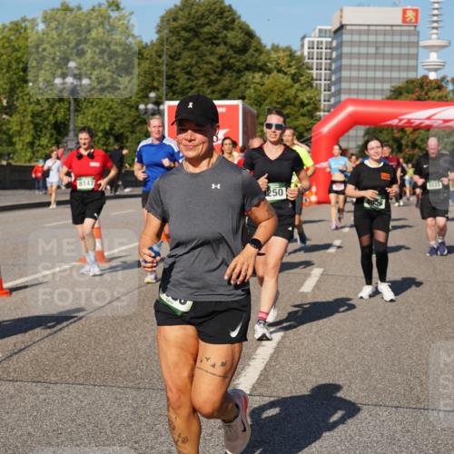 07.09.2025 - BARMER Alsterlauf Yannick Fuchs http://msf.ph/oto/8826579 07.09.2025 10:05:51 Laufen 8147, 250, 622, 551, 190 meine-sportfotos.de