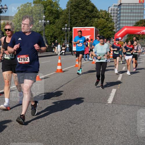07.09.2025 - BARMER Alsterlauf Yannick Fuchs http://msf.ph/oto/8827170 07.09.2025 10:08:36 Laufen 397, 4792, 3096, 373, 4899, 2942 meine-sportfotos.de