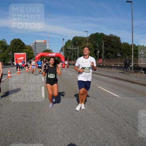 07.09.2025 - BARMER Alsterlauf Yannick Fuchs http://msf.ph/oto/8827684 07.09.2025 10:10:39 Laufen 2929, 2930 meine-sportfotos.de
