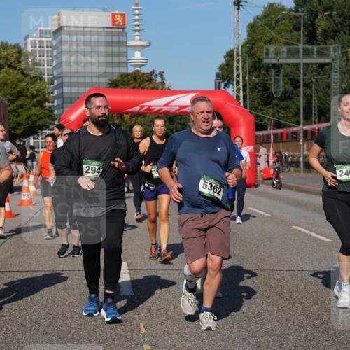 07.09.2025 - BARMER Alsterlauf Yannick Fuchs http://msf.ph/oto/8827948 07.09.2025 10:11:49 Laufen 4221, 294, 5362, 2407 meine-sportfotos.de