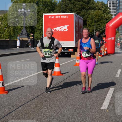 07.09.2025 - BARMER Alsterlauf Yannick Fuchs http://msf.ph/oto/8828775 07.09.2025 10:16:05 Laufen 4414, 617, 4774, 4971 meine-sportfotos.de