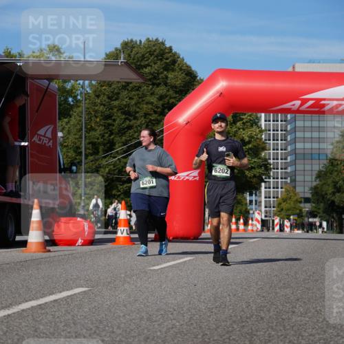 07.09.2025 - BARMER Alsterlauf Yannick Fuchs http://msf.ph/oto/8829634 07.09.2025 10:34:56 Laufen 6201, 6202 meine-sportfotos.de