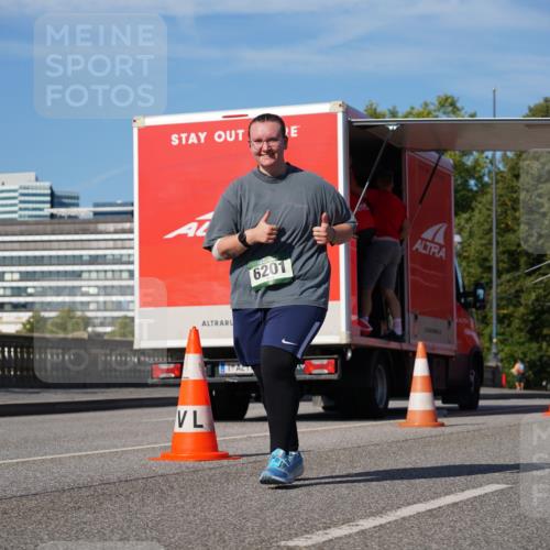 07.09.2025 - BARMER Alsterlauf Yannick Fuchs http://msf.ph/oto/8829637 07.09.2025 10:35:01 Laufen 6201, 6202 meine-sportfotos.de