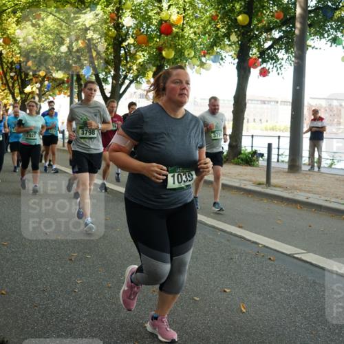 07.09.2025 - BARMER Alsterlauf Yannick Fuchs http://msf.ph/oto/8831476 07.09.2025 11:32:55 Laufen 1240, 2926, 3798, 8324, 2927, 1039, 3797 meine-sportfotos.de