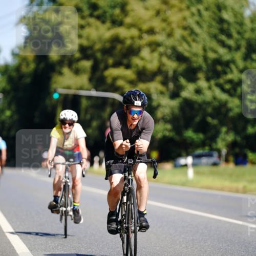 07.09.2025 - 19. Norderstedt Triathlon Michael Burmester http://msf.ph/oto/8832708 07.09.2025 11:51:41 Radfahren 859, 860 meine-sportfotos.de