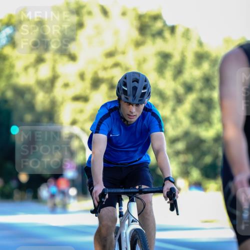 07.09.2025 - 19. Norderstedt Triathlon Michael Burmester http://msf.ph/oto/8833107 07.09.2025 16:31:42 Radfahren 886, 890 meine-sportfotos.de