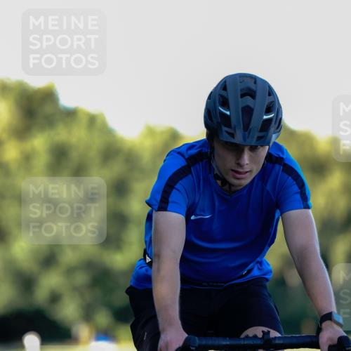 07.09.2025 - 19. Norderstedt Triathlon Michael Burmester http://msf.ph/oto/8833109 07.09.2025 16:31:42 Radfahren 886, 890 meine-sportfotos.de