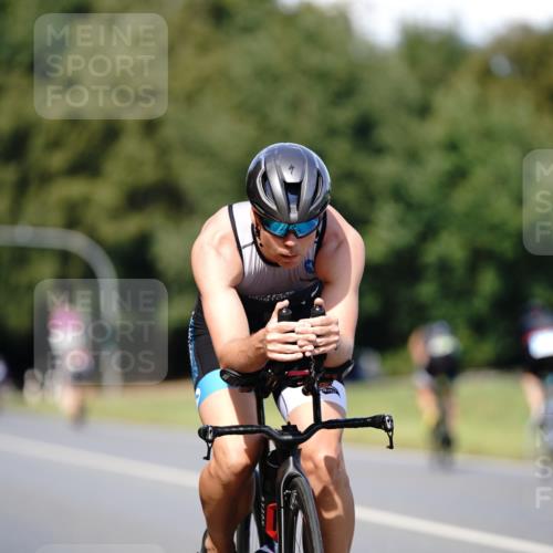 07.09.2025 - 19. Norderstedt Triathlon Michael Burmester http://msf.ph/oto/8835937 07.09.2025 13:58:03 Radfahren 990, 992 meine-sportfotos.de