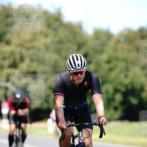 07.09.2025 - 19. Norderstedt Triathlon Michael Burmester http://msf.ph/oto/8837534 07.09.2025 14:18:24 Radfahren 393, 411, 964, 1027 meine-sportfotos.de
