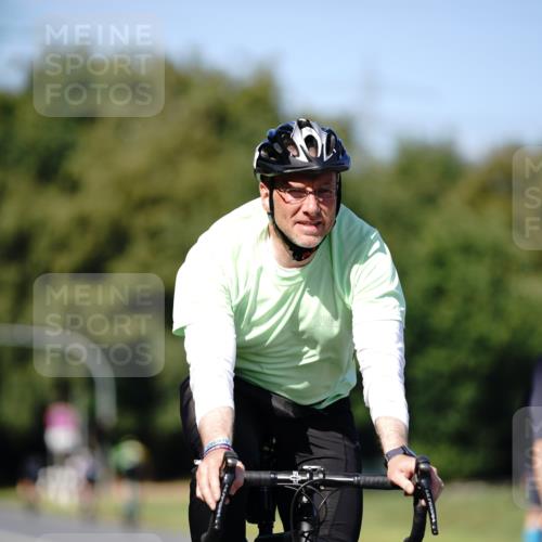 07.09.2025 - 19. Norderstedt Triathlon Michael Burmester http://msf.ph/oto/8838238 07.09.2025 14:27:34 Radfahren 379, 428, 460, 905 meine-sportfotos.de