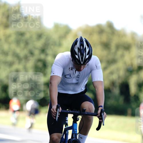 07.09.2025 - 19. Norderstedt Triathlon Michael Burmester http://msf.ph/oto/8843820 07.09.2025 15:57:25 Radfahren 421, 932, 1055, 1423, 1429, 1529, 1546 meine-sportfotos.de