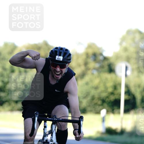 07.09.2025 - 19. Norderstedt Triathlon Michael Burmester http://msf.ph/oto/8847935 07.09.2025 16:18:26 Radfahren 929, 1574, 1589 meine-sportfotos.de