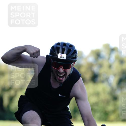 07.09.2025 - 19. Norderstedt Triathlon Michael Burmester http://msf.ph/oto/8847939 07.09.2025 16:18:26 Radfahren 929, 1574, 1589 meine-sportfotos.de