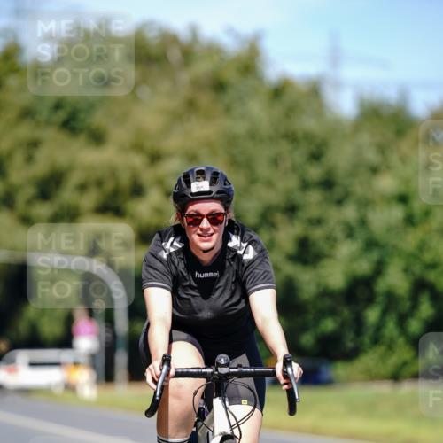 07.09.2025 - 19. Norderstedt Triathlon Michael Burmester http://msf.ph/oto/8848361 07.09.2025 13:13:42 Radfahren 325, 355 meine-sportfotos.de