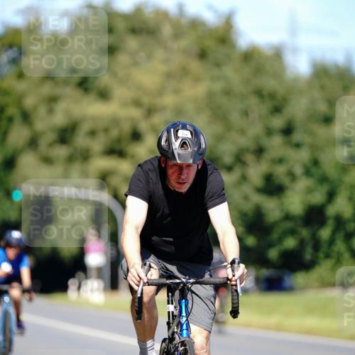 07.09.2025 - 19. Norderstedt Triathlon Michael Burmester http://msf.ph/oto/8848522 07.09.2025 13:20:44 Radfahren 333, 358 meine-sportfotos.de