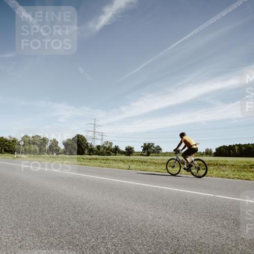 07.09.2025 - 19. Norderstedt Triathlon Michael Burmester http://msf.ph/oto/8854944 07.09.2025 12:02:49 Radfahren 210, 728, 780, 851, 1237 meine-sportfotos.de