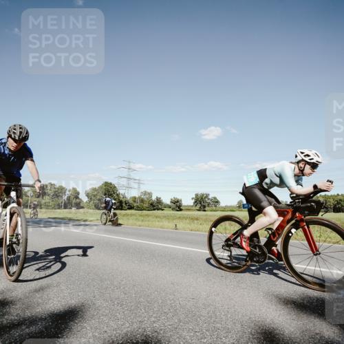 07.09.2025 - 19. Norderstedt Triathlon Michael Burmester http://msf.ph/oto/8857017 07.09.2025 15:27:30 Radfahren 379, 886, 890, 909 meine-sportfotos.de