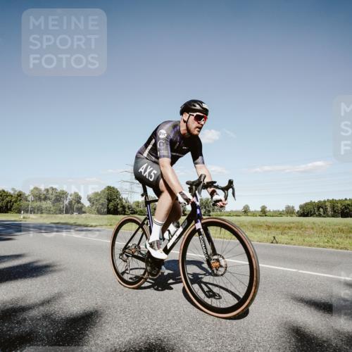 07.09.2025 - 19. Norderstedt Triathlon Michael Burmester http://msf.ph/oto/8857065 07.09.2025 15:27:59 Radfahren 938, 1443, 1503 meine-sportfotos.de