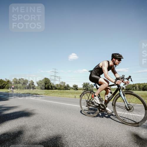 07.09.2025 - 19. Norderstedt Triathlon Michael Burmester http://msf.ph/oto/8857272 07.09.2025 15:29:59 Radfahren 878, 889 meine-sportfotos.de