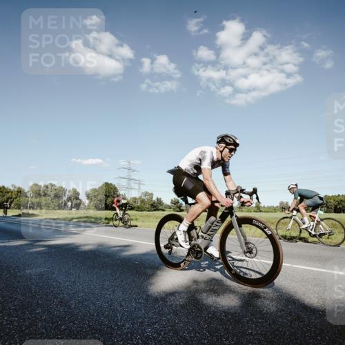 07.09.2025 - 19. Norderstedt Triathlon Michael Burmester http://msf.ph/oto/8859409 07.09.2025 15:46:23 Radfahren 518, 912, 933, 1407 meine-sportfotos.de