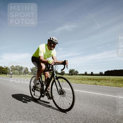 07.09.2025 - 19. Norderstedt Triathlon Michael Burmester http://msf.ph/oto/8860057 07.09.2025 12:50:56 Radfahren 301, 313 meine-sportfotos.de