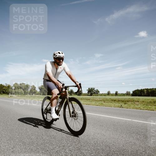 07.09.2025 - 19. Norderstedt Triathlon Michael Burmester http://msf.ph/oto/8860484 07.09.2025 12:56:21 Radfahren 145, 1337 meine-sportfotos.de