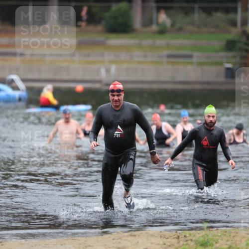 14.09.2025 - Stadtparktriathlon Michael Strokosch http://msf.ph/oto/8862493 14.09.2025 09:51:19 Schwimmen 542, 581 meine-sportfotos.de