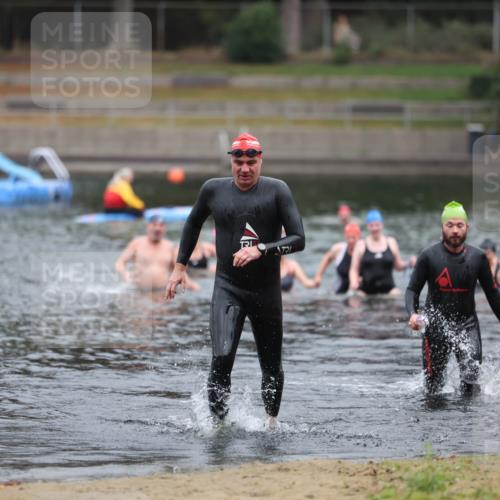 14.09.2025 - Stadtparktriathlon Michael Strokosch http://msf.ph/oto/8862496 14.09.2025 09:51:20 Schwimmen 542, 581 meine-sportfotos.de