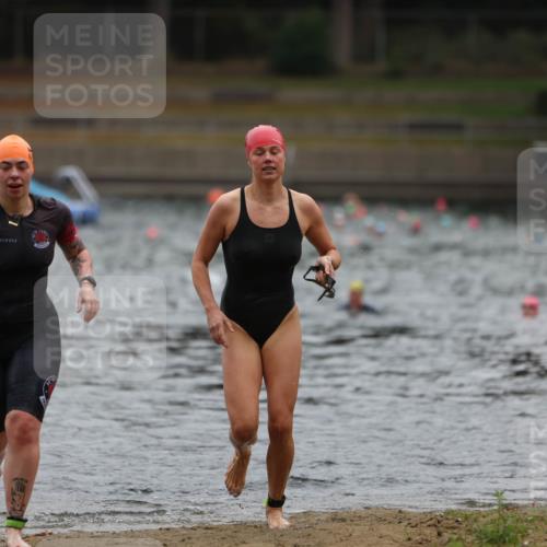 14.09.2025 - Stadtparktriathlon Michael Strokosch http://msf.ph/oto/8862859 14.09.2025 10:12:20 Schwimmen 667, 676 meine-sportfotos.de