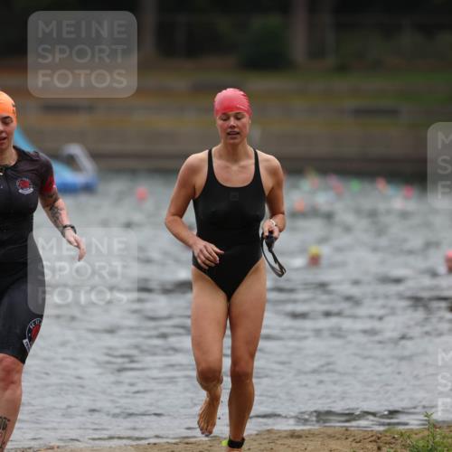 14.09.2025 - Stadtparktriathlon Michael Strokosch http://msf.ph/oto/8862863 14.09.2025 10:12:21 Schwimmen 667, 676 meine-sportfotos.de