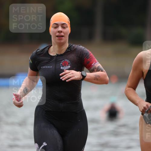 14.09.2025 - Stadtparktriathlon Michael Strokosch http://msf.ph/oto/8862875 14.09.2025 10:12:23 Schwimmen 667, 676 meine-sportfotos.de