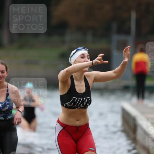 14.09.2025 - Stadtparktriathlon Michael Strokosch http://msf.ph/oto/8863029 14.09.2025 10:13:48 Schwimmen 648, 657, 694, 697, 712 meine-sportfotos.de