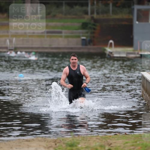 14.09.2025 - Stadtparktriathlon Michael Strokosch http://msf.ph/oto/8863405 14.09.2025 10:28:47 Schwimmen 749 meine-sportfotos.de