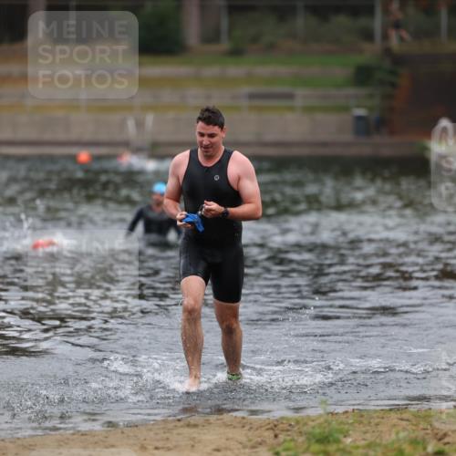 14.09.2025 - Stadtparktriathlon Michael Strokosch http://msf.ph/oto/8863413 14.09.2025 10:28:51 Schwimmen 749 meine-sportfotos.de