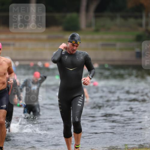 14.09.2025 - Stadtparktriathlon Michael Strokosch http://msf.ph/oto/8863512 14.09.2025 10:30:23 Schwimmen 752, 761, 777, 798 meine-sportfotos.de