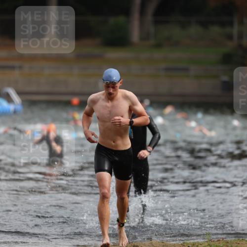 14.09.2025 - Stadtparktriathlon Michael Strokosch http://msf.ph/oto/8863622 14.09.2025 10:31:44 Schwimmen 804, 811 meine-sportfotos.de