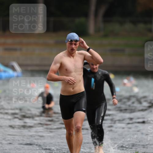 14.09.2025 - Stadtparktriathlon Michael Strokosch http://msf.ph/oto/8863626 14.09.2025 10:31:45 Schwimmen 804, 811 meine-sportfotos.de