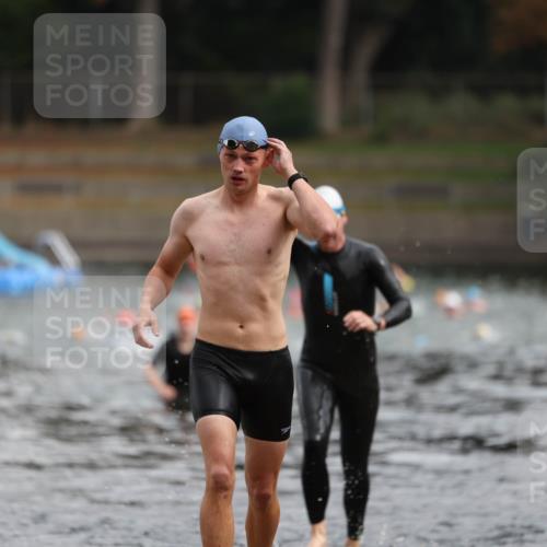 14.09.2025 - Stadtparktriathlon Michael Strokosch http://msf.ph/oto/8863627 14.09.2025 10:31:46 Schwimmen 804, 811 meine-sportfotos.de